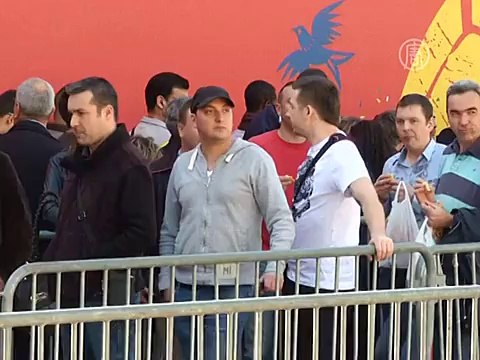 Пеле встречает в Париже главный приз ФИФА