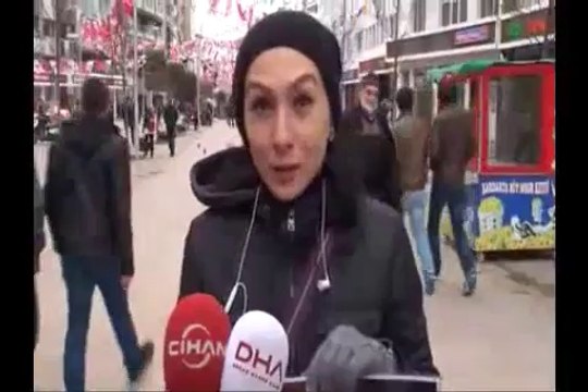 Berkin Elvan için AKP bürosu önünde duran adam eylemi