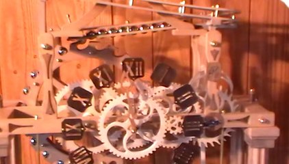 Horloge en bois de Christian Palat