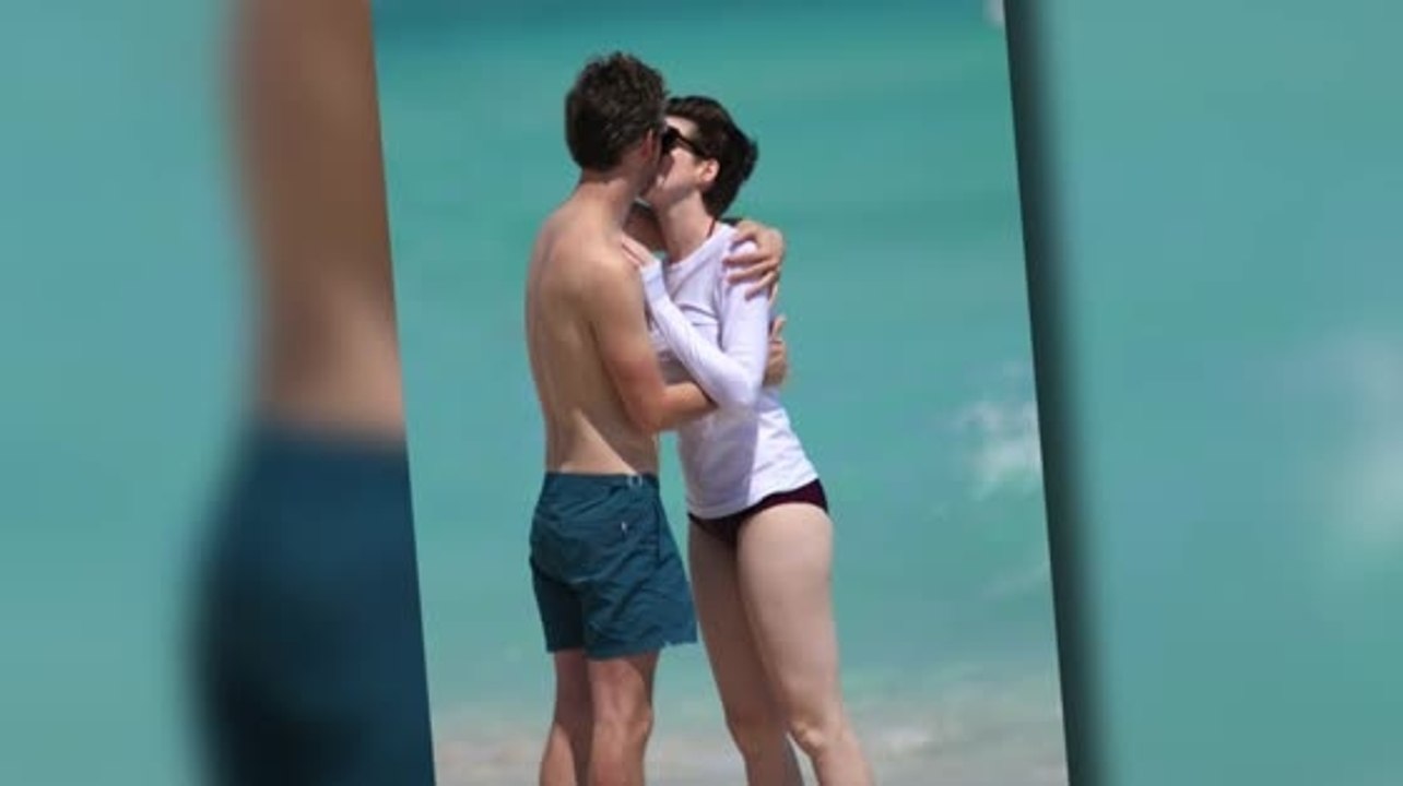 Anne Hathaway mit Adam Shulman am Strand