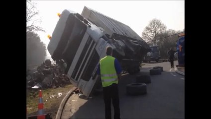 Opération relevage d'un camion couché au rond point Alexandre Ménard à Châteaubriant