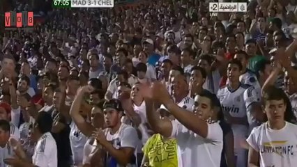 Cristiano Ronaldo abbraccia a lungo un tifoso e lo 'salva' dalla security