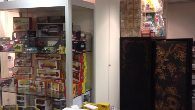 James Fattori présente la vente de voitures miniatures