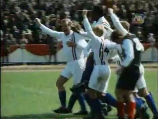 Oficial Nazi festeja gol de Pele.