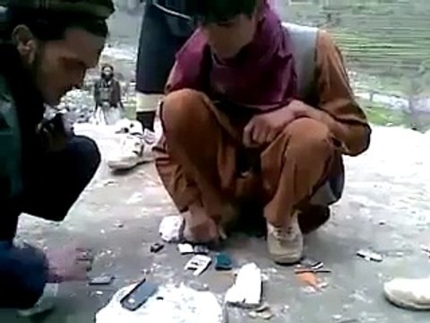 سنگسار موبایل نوکیا توسط طالبان پاکستانی