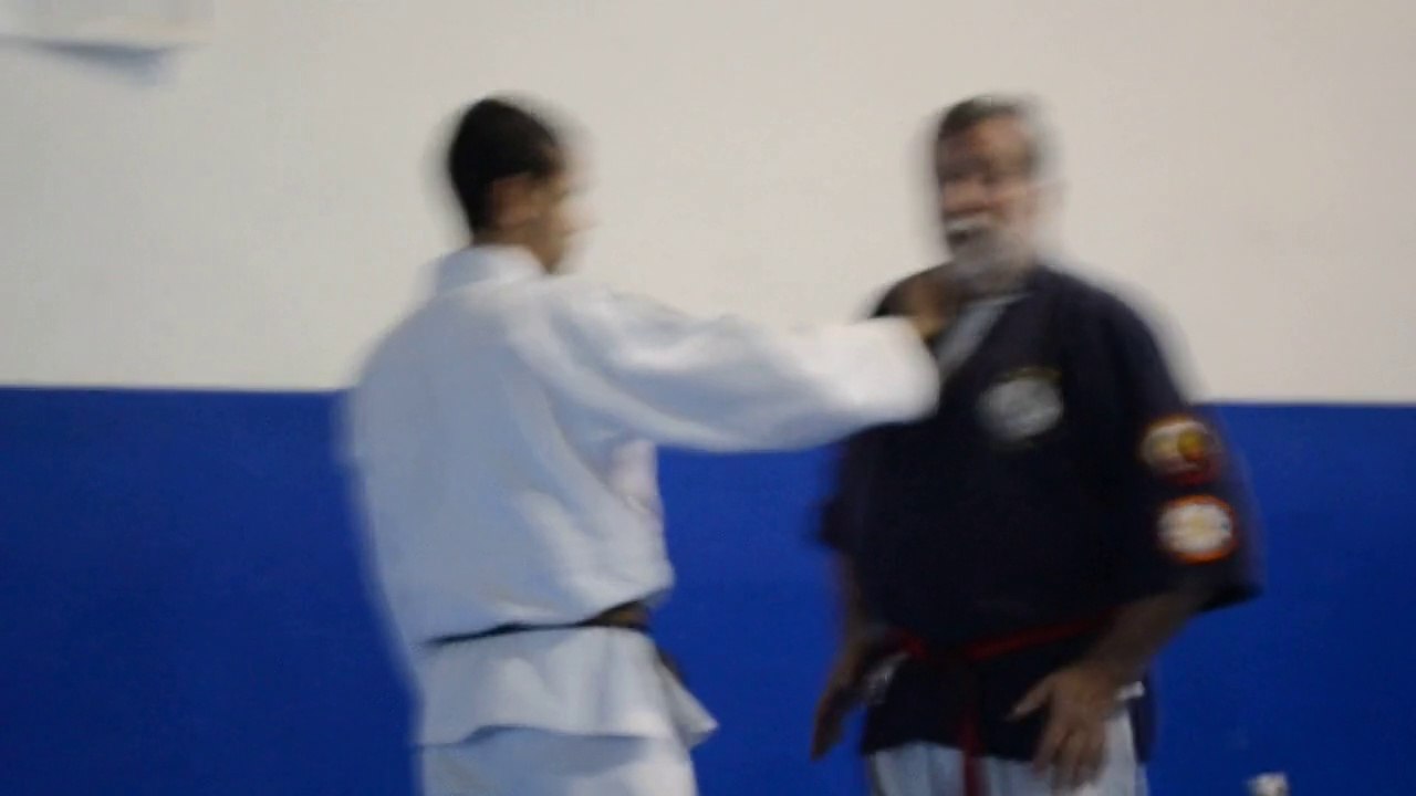 Dégagement contre menace avec couteau sur le cou par Jean-Paul BINDEL, Hanshi