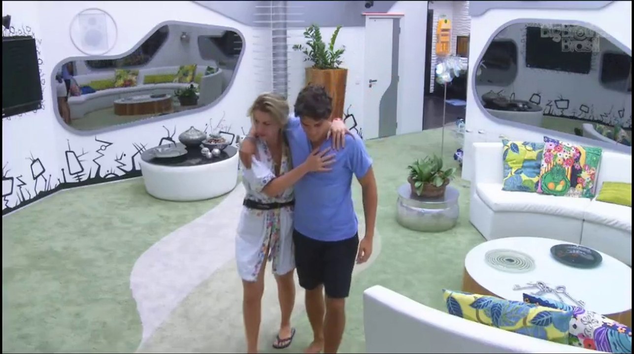 18.03   Andre consola Fernanda apos conversa com Andressa