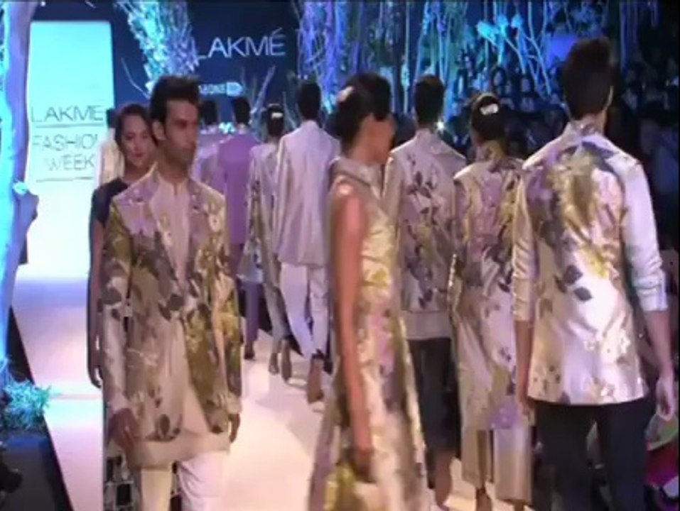 Sonakshi sizzles the ramp for Manish Malhotra