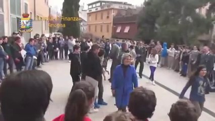 Ancona - Le Leopardi Pascoli a scuola con la Guardia di Finanza (11.03.14)