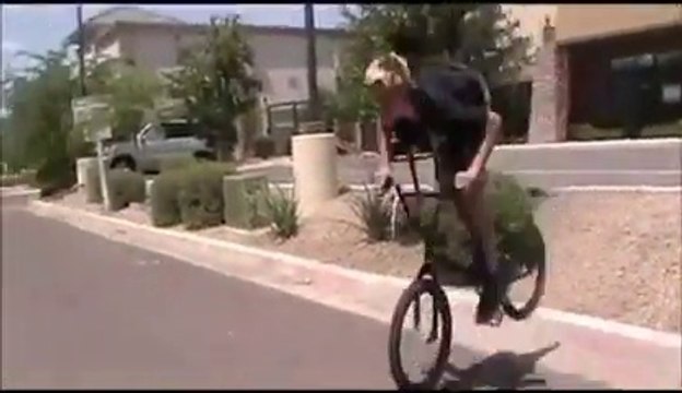 Gros faceplant en vélo : front contre bitume...