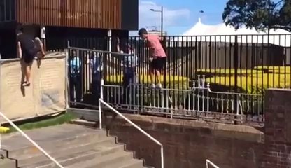 La chute de sa vie : la prochaine fois il payera l'entrée du concert!