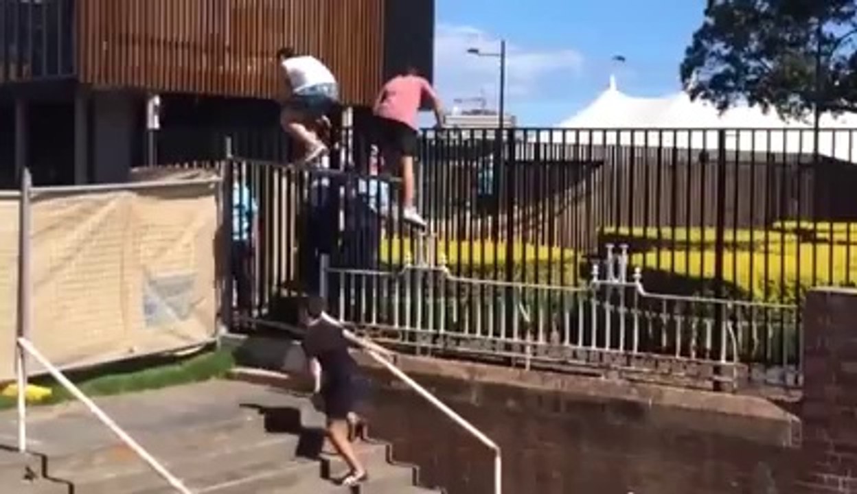 Violent fail of a teenager trying to jump over the barricade... ahahah