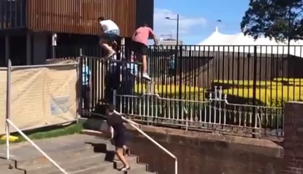 Violent fail of a teenager trying to jump over the barricade... ahahah
