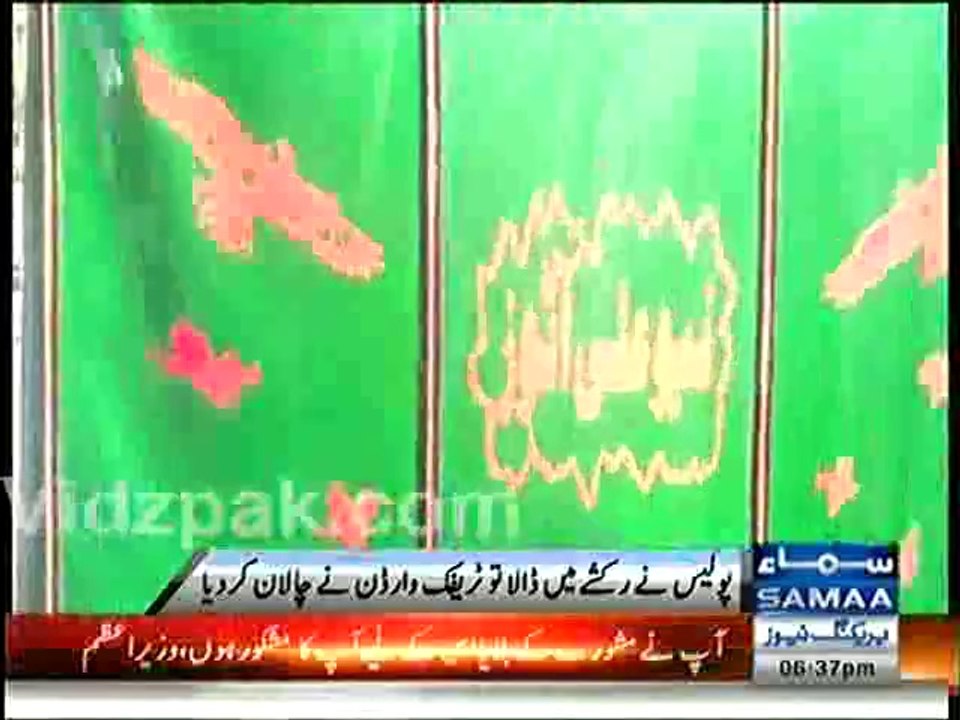 Lahore - Mulzim ki adaalat se bhaagne ki koshish , Police ne pakar kar Rikshaw me daala to Traffic Wardern ne Challan kardia