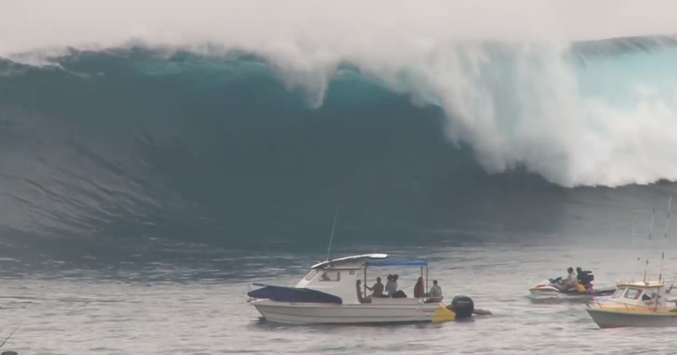 Compilation of the best Wipeouts at Jaws in march 2014