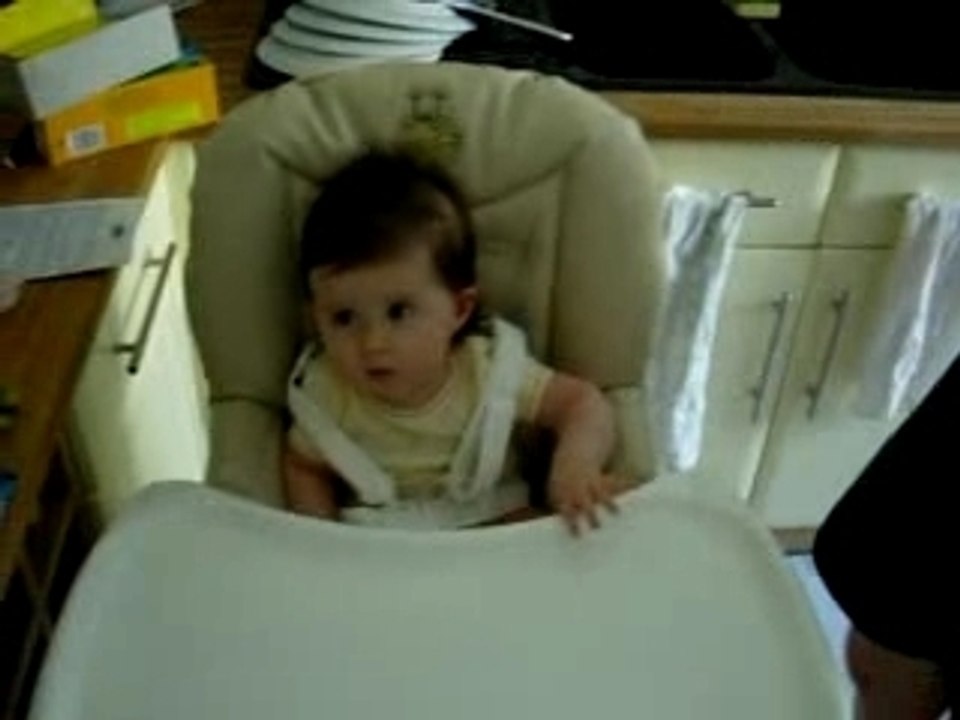 Clementine essaie sa nouvelle chaise