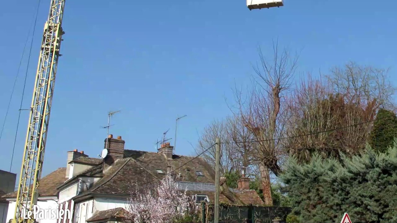 La plus grande grue d'Europe sur un chantier de maison écolo