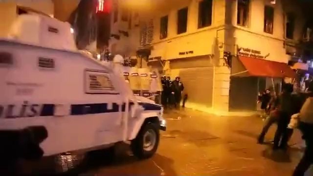 Tek başına polis şiddetine böyle direndi