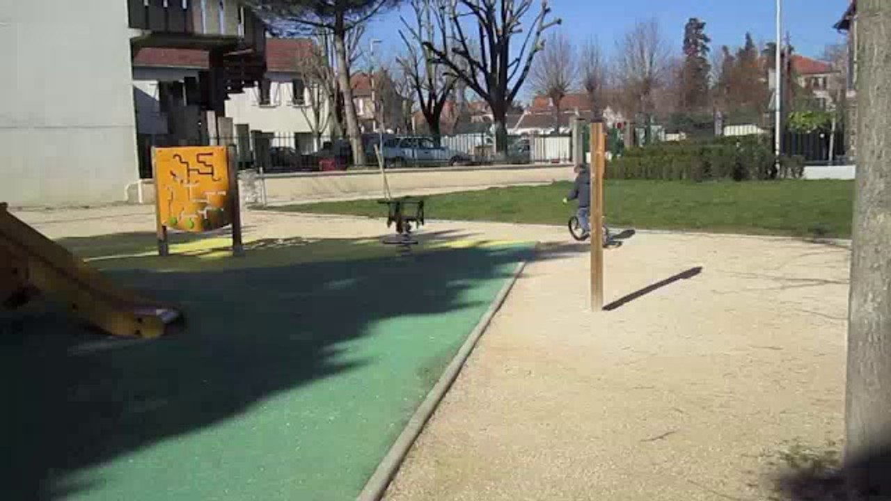 Maxime fait du vélo