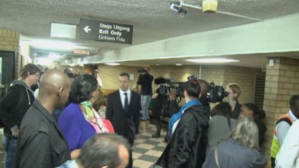 Pistorius golpeó la puerta, ¿con o sin las prótesis?
