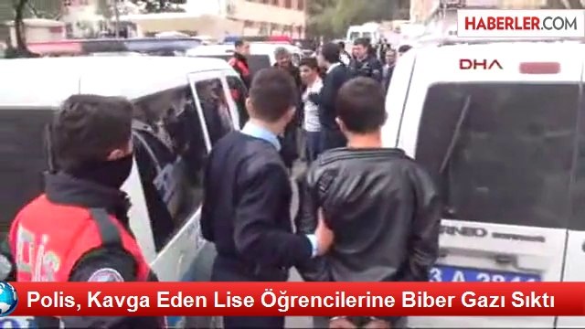 Polis, Kavga Eden Lise Öğrencilerine Biber Gazı Sıktı