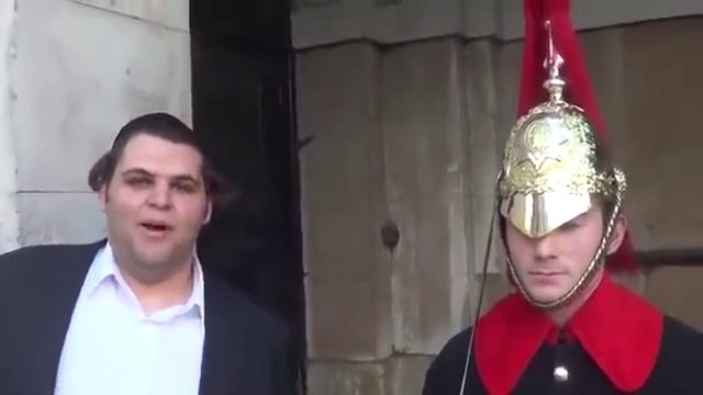 Il arrive a faire rire un garde royal à Londres!!