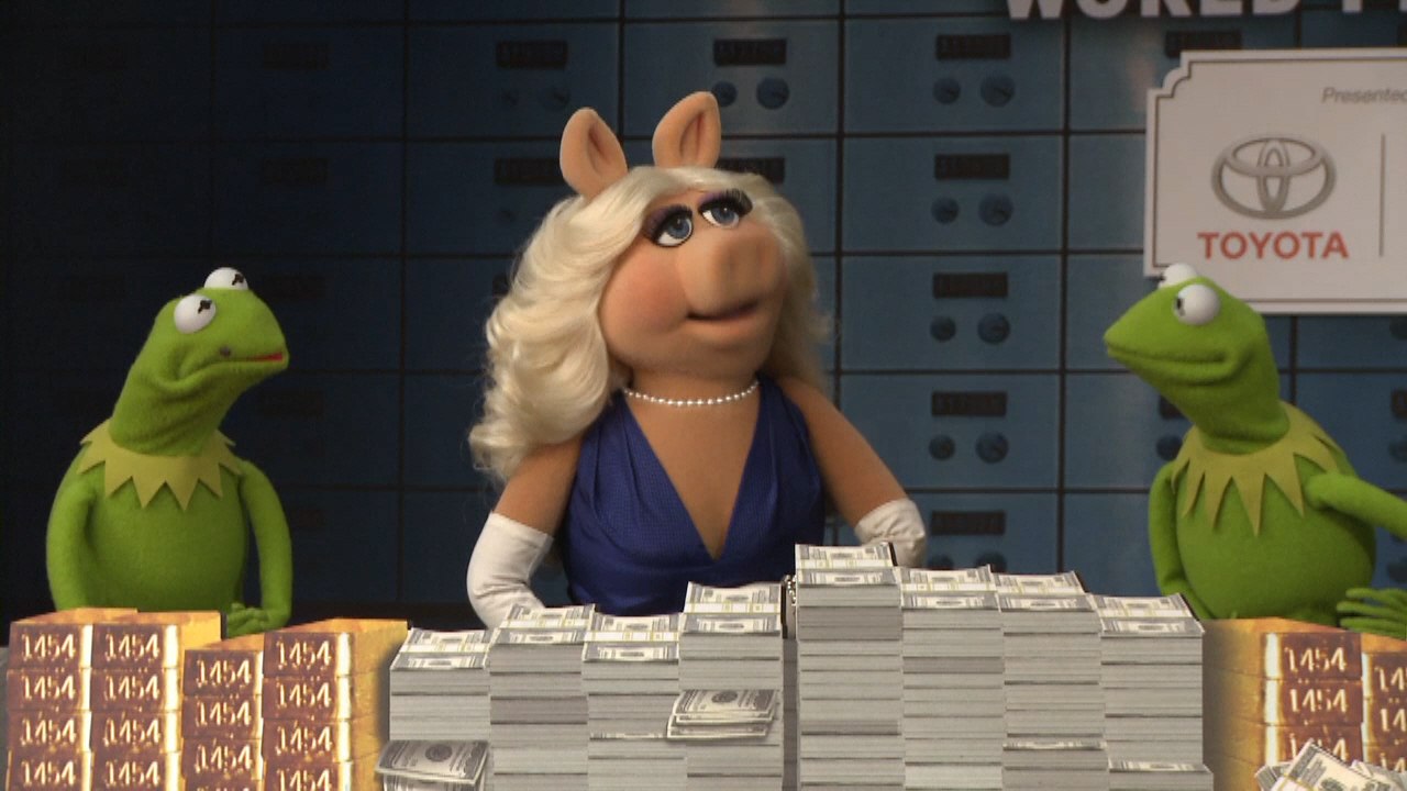Miss Piggy And Kermit Have Cash And Fashion At Premiere