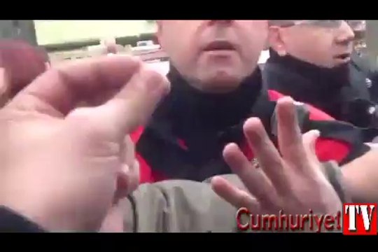 Hızını alamayan polis gazetecileri böyle azarladı