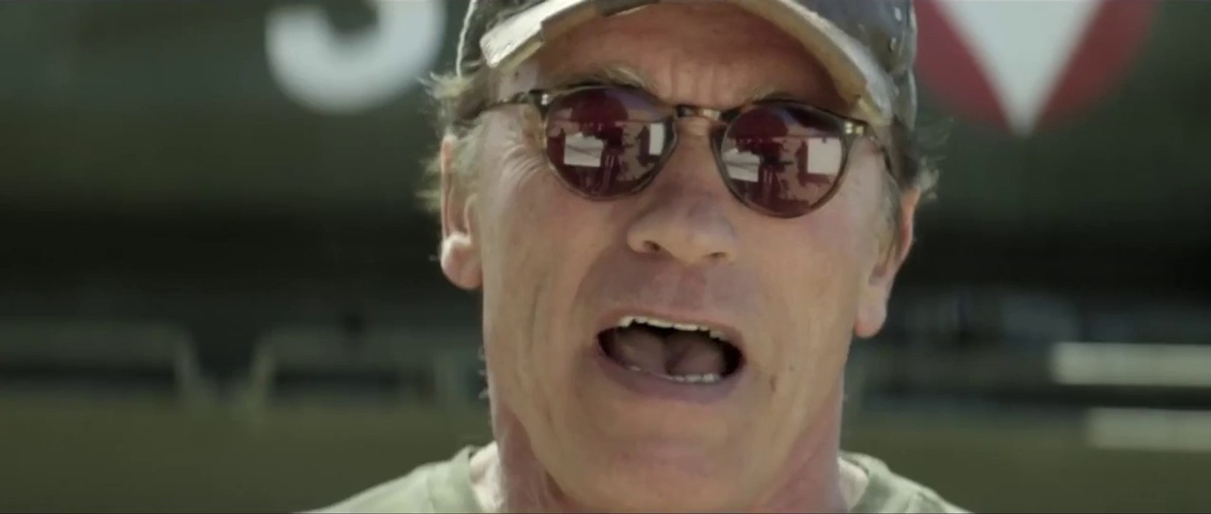 La TANK de Arnold Schwarzenegger : écraser des objets pour une asso caritative!