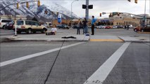 Il perd un pari et danse à un carrefour devant plein de voiture... Hilarant!