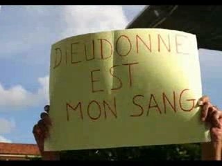 Dieudonné chante "petit poney"