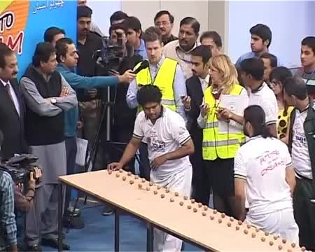 Record du monde 2014 pour casser des noix avec sa tête