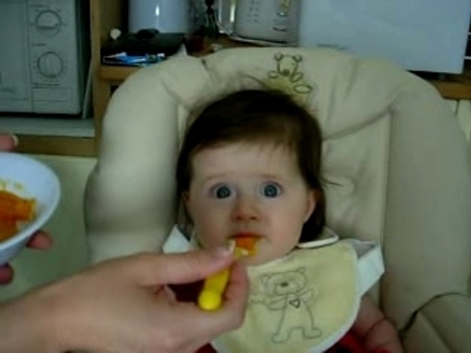 Première cuiller de nourriture