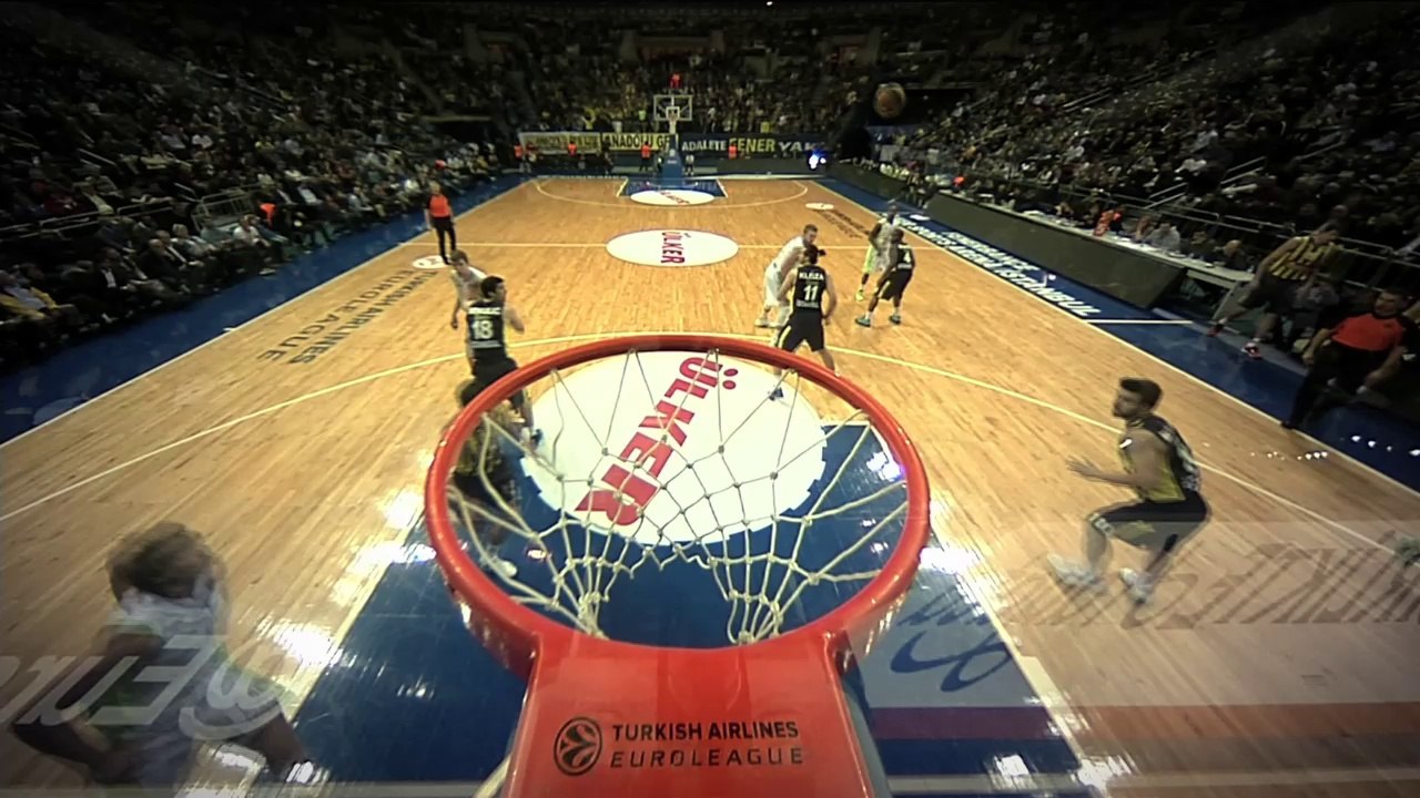 Dunk of the night: Mindaugas Kuzminskas, Unicaja Malaga