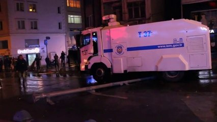 Tomanın Elektrik Direğiyle İmtihanı (1.10'daki Polise Dikkat)