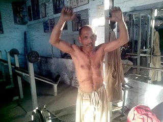 tara commandu posing in gym