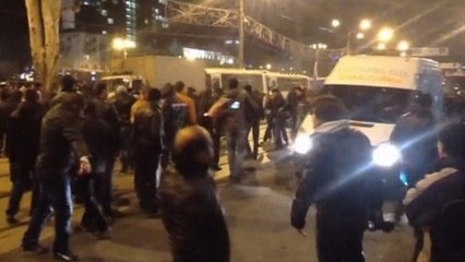 Man killed as rival protesters fight in eastern Ukraine