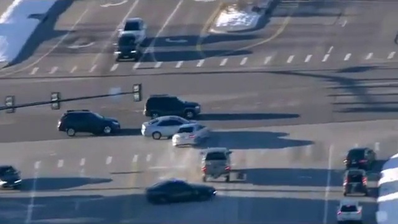 Un gars se croit dans GTA 5 et conduit comme un malade avec des voitures volées.