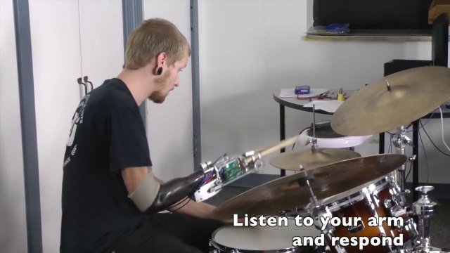 Batteur à un bras, joue avec une prothèse robotisée. Enorme!