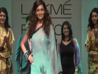 Karishma Tanna at LFW  - IANS India Videos