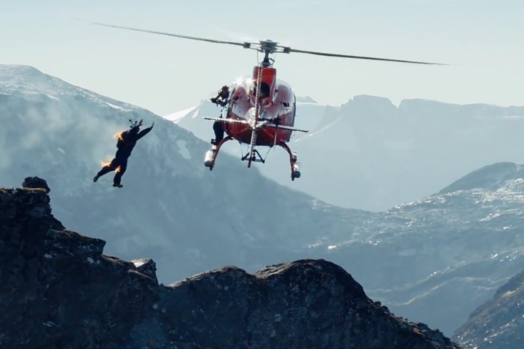 Tom Erik Heimen throws himself on fire - Base Jump