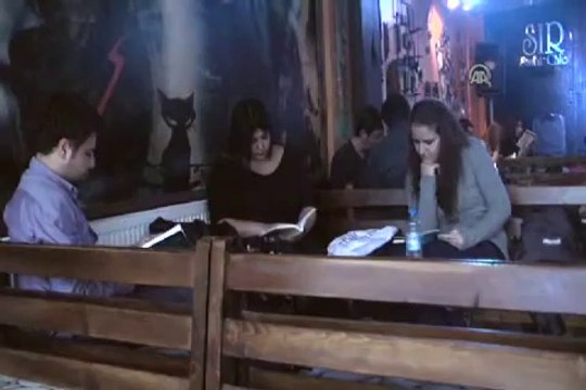 Kitap okuyana, çay bedava