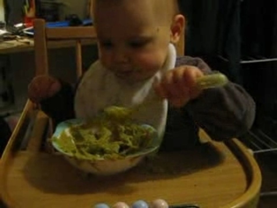 zélie mange presque proprement !