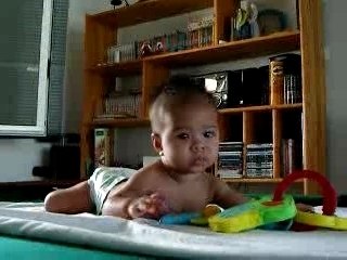 jolie bébé sur le billard