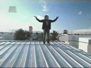 Caminata junto a un edificio: ¡Disfruta del recorrido! 🚶‍♂️