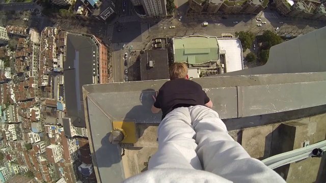 En équilibre sur le toit d'un immeuble de 40 étages