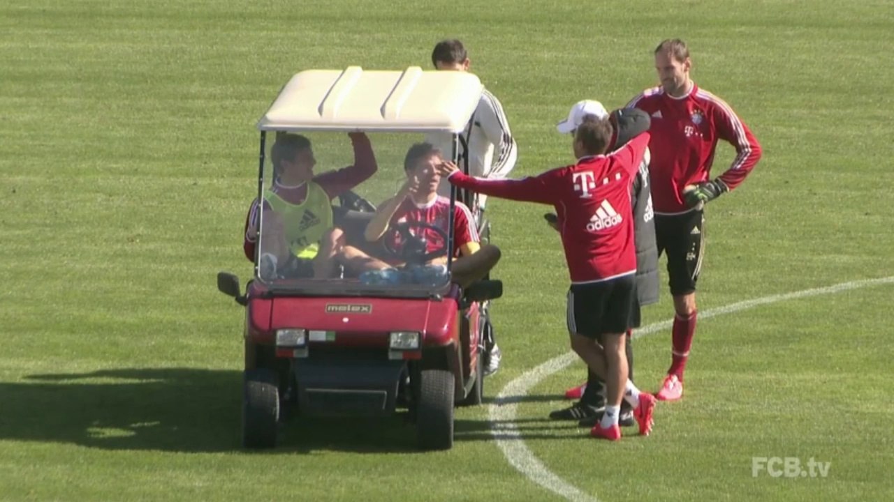 Quand Thomas Müller fait le pitre à l'entraînement en voiturette de golf