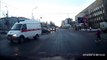 Une enfant russe évite une ambulance de justesse