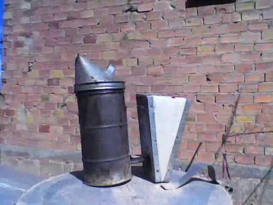 . أدوات النحال المبتديء. Outils nécessaires pour l'apiculteur débutant