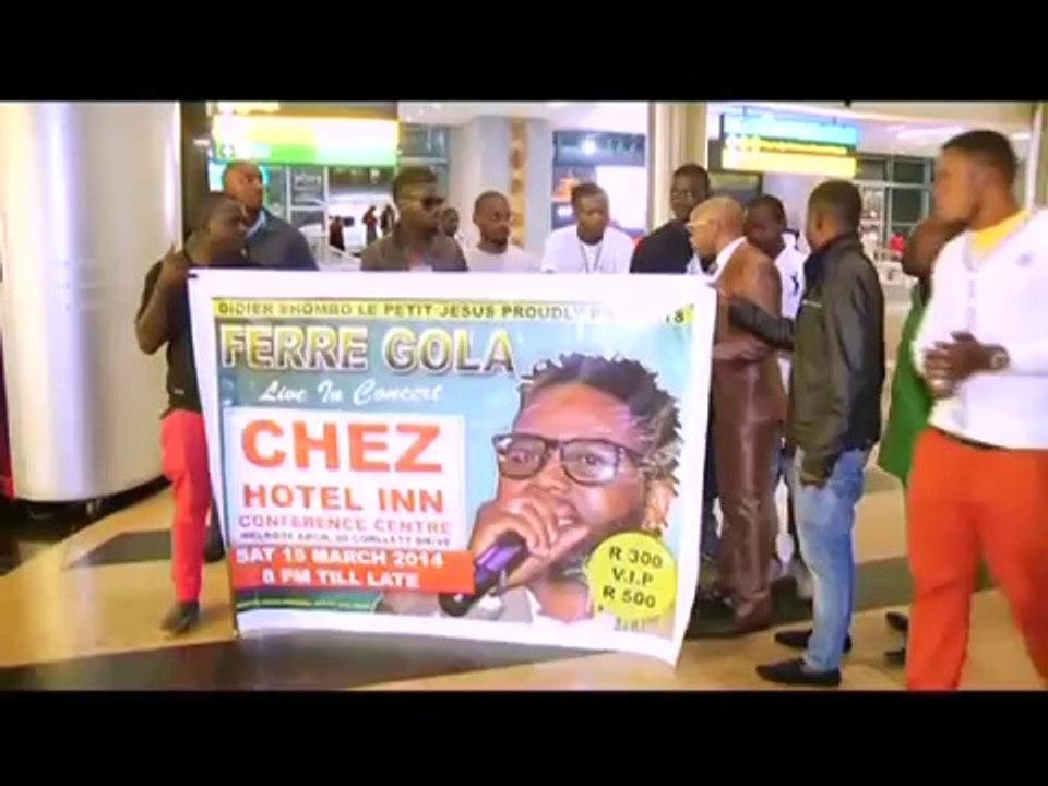 Arrivée de Ferre Gola à Johannesburg pour son concert très contesté par les combattants